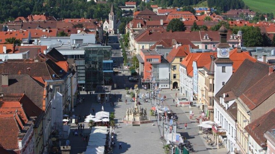 Der Hauptplatz von oben mit Cafes und Häusern drum herum