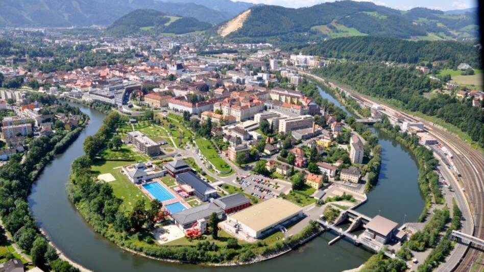 Leoben in der Vogelperspektive umrundet von der Mur