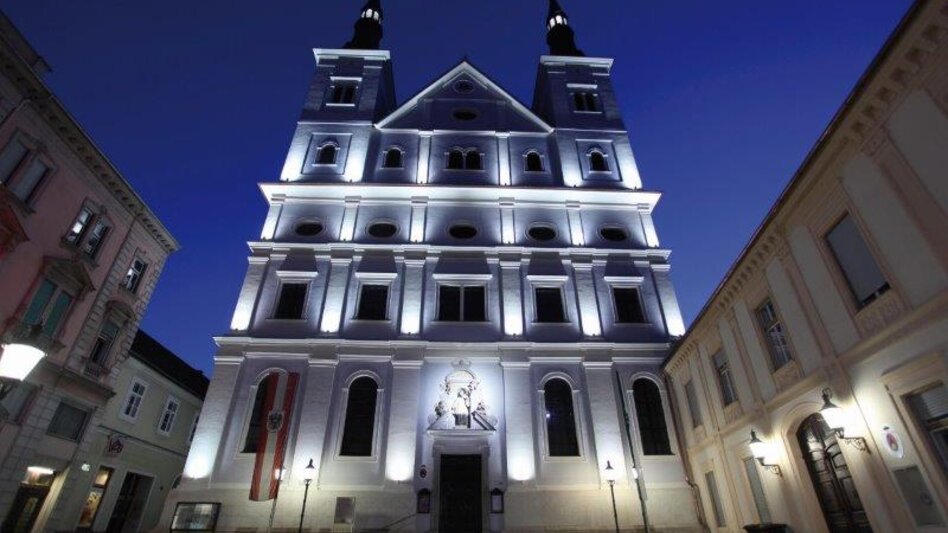 Kirche St.Xaver in der Innenstadt Leoben von vorne in der Nacht