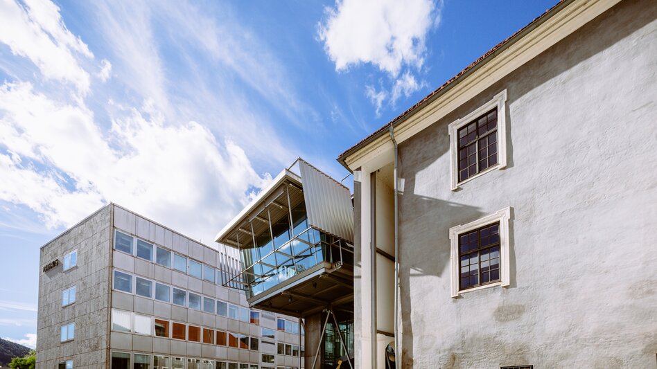 MuseumsCenter Leoben von der Seite mit dem Rathaus dahinter