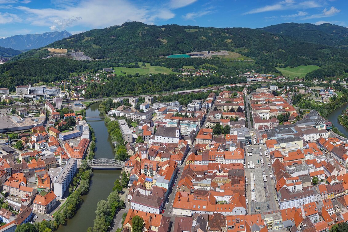 Leoben Stadt von oben umrundet von der Mur
