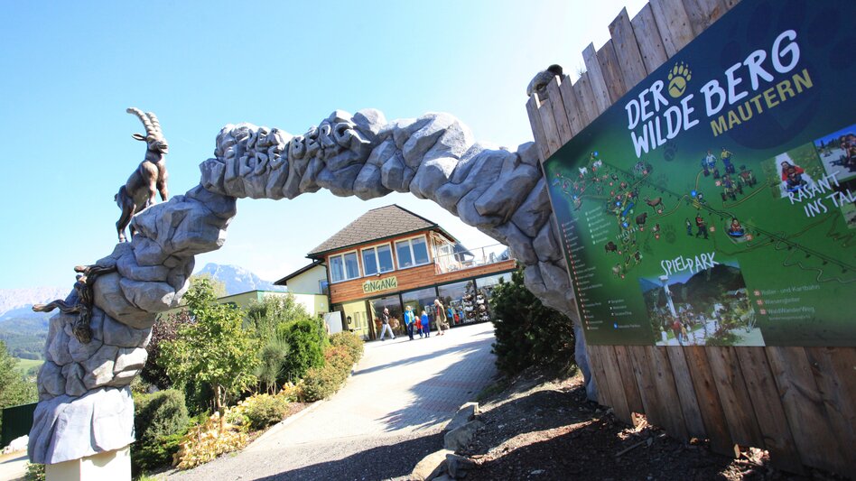 Eingangstor des Wilden Bergs in Mautern mit Orientierungsschild