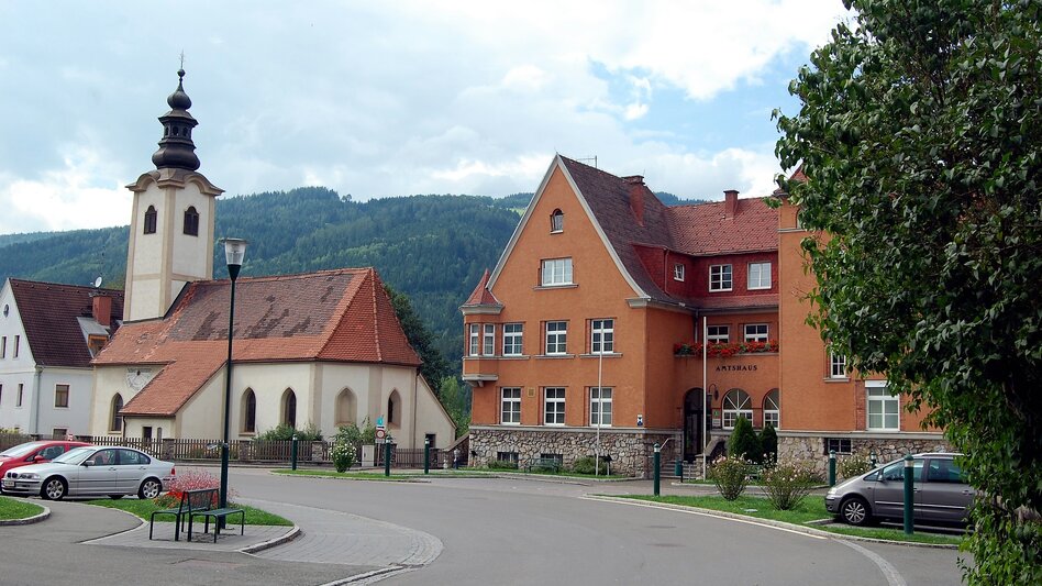 Straße führt zum Gemeindeamt Niklasdorf mit Parkplätzen