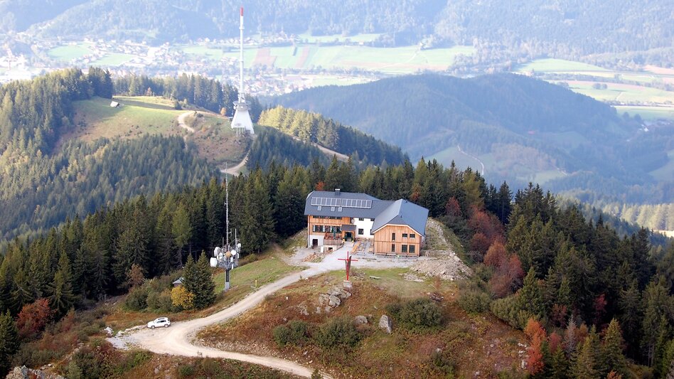 Mugelschutzhaus, Mugelgipfelkreuz und der Mugelsendemast von oben