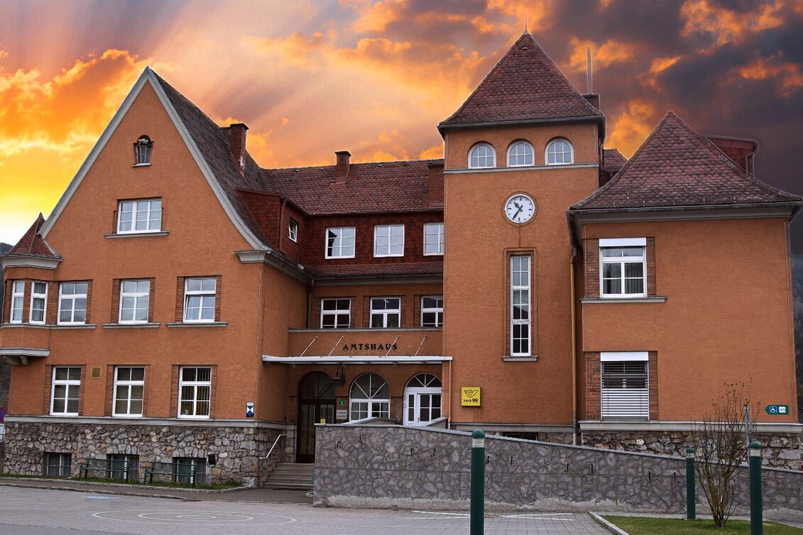 Amtshaus in Niklasdorf bei Sonnenuntergang