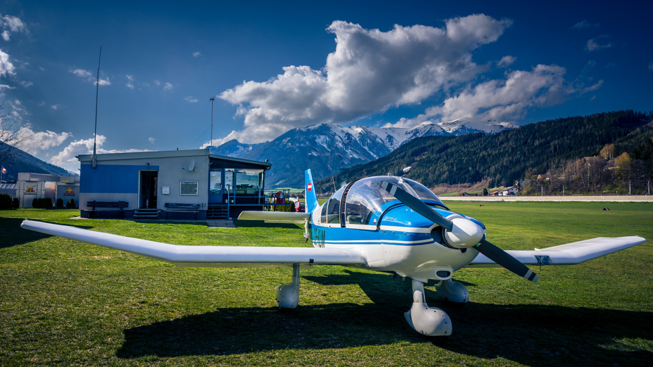 Ein Flugzeug steht am Flugplatz in Timmersdorf bereit zum Abflug 