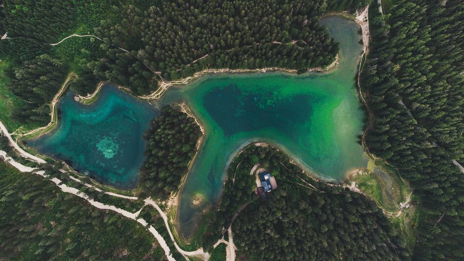 Der Grüne See in Vogelperspektive mit umliegenden Wald