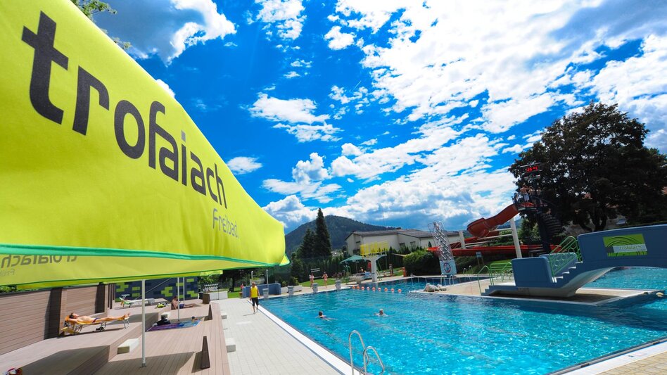 Freibad Trofaiach von der Seite mit einem großen Banner mit der Anschrift "Trofaiach"