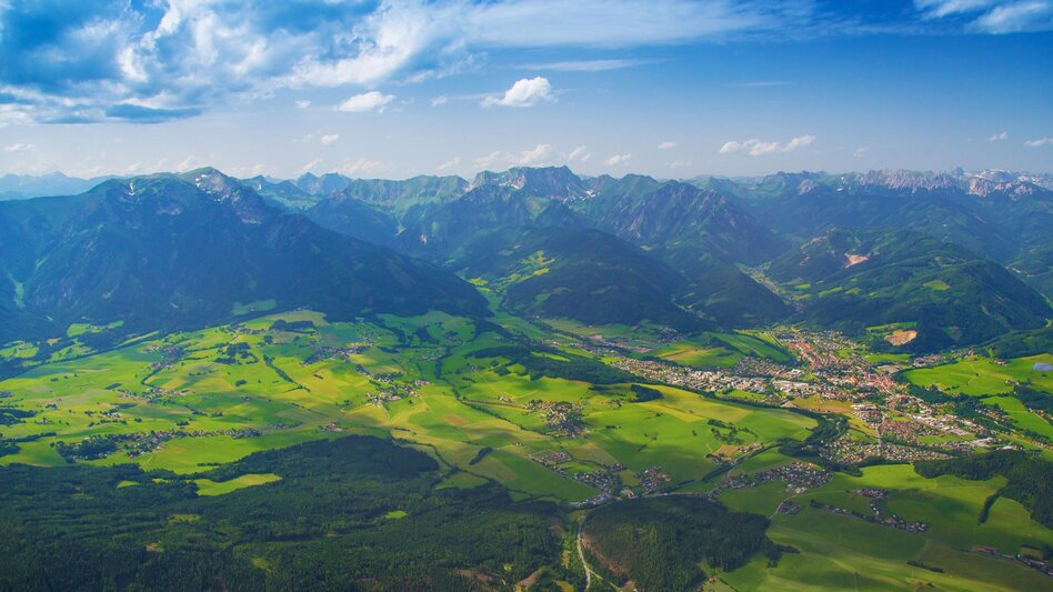 Panorama einer Berglandschaft mit Tal
