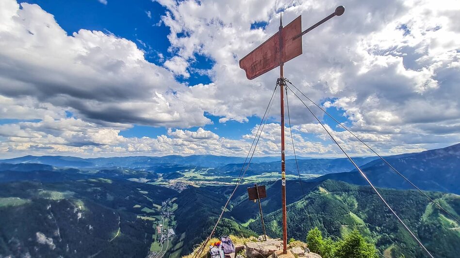 Das Gipfelkreuz des Fahnenköpfl mit wunderschöner Aussicht aufs Tal und die Berge