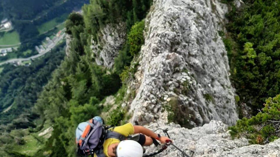 Person von oben klettert auf Vordernberger Klettersteig mit groben Felsen
