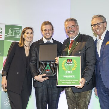 At the presentation of the ACSI Award 2025 (from left to right): [Dilek Özan, Acsi - Rainer and Bernd Pfandl, 50plus Campingpark Fisching - Ramon van Reine CEO ACSI