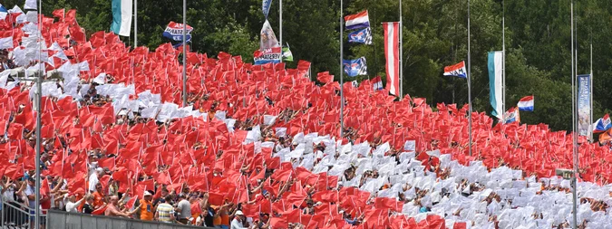 Moto GP - Tribüne rot weiß rot | © Peter Eberhard