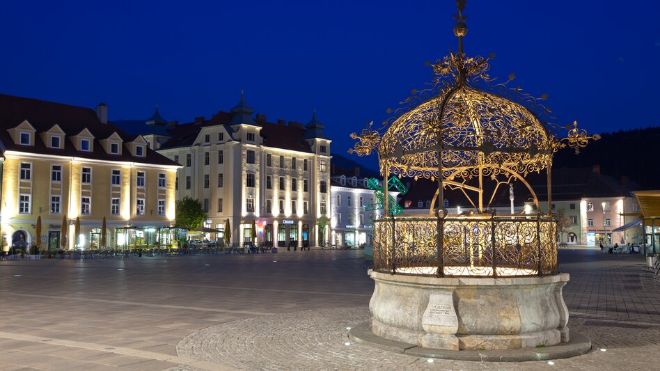 Eine Brunnen aus Eisen beleuchtet in der Nacht