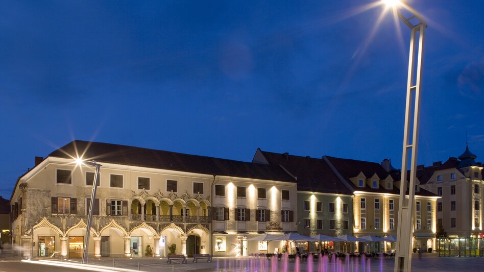 Der Hauptplatz einer Stadt beleuchtet am Abend