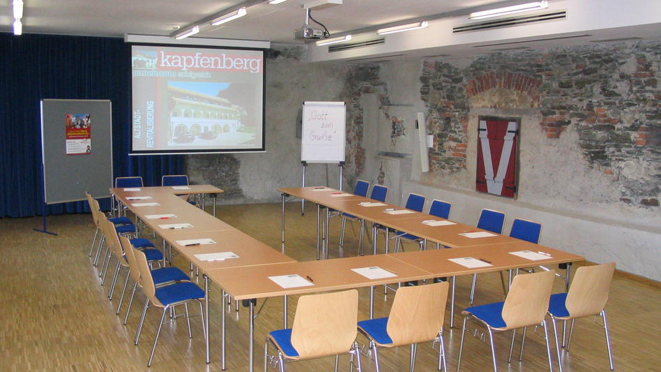 Der Seminarraum der Burg Oberkapfenberg mit Tischen in U-Form, Beamer, Leinwand, Flipchart und Pinnwand