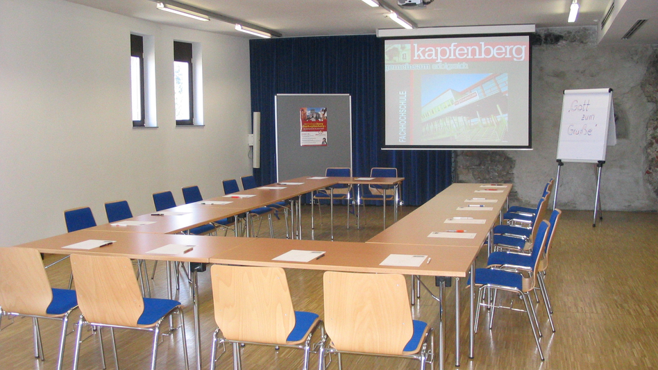 Der Seminarraum der Burg Oberkapfenberg mit Tischen in U-Form, Beamer, Leinwand, Flipchart und Pinnwand