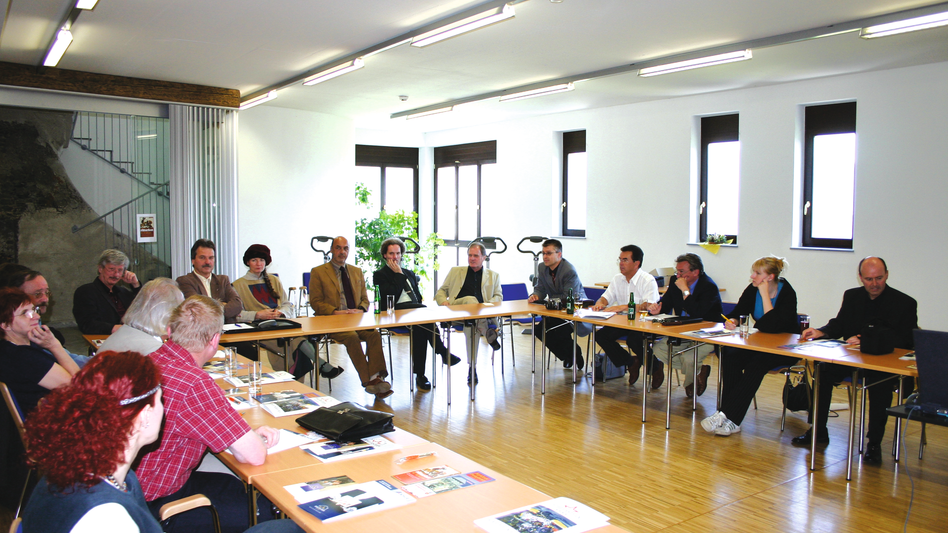Der Seminarraum der Burg Oberkapfenberg mit Tischen in U-Form und Seminar-Teilnehmern