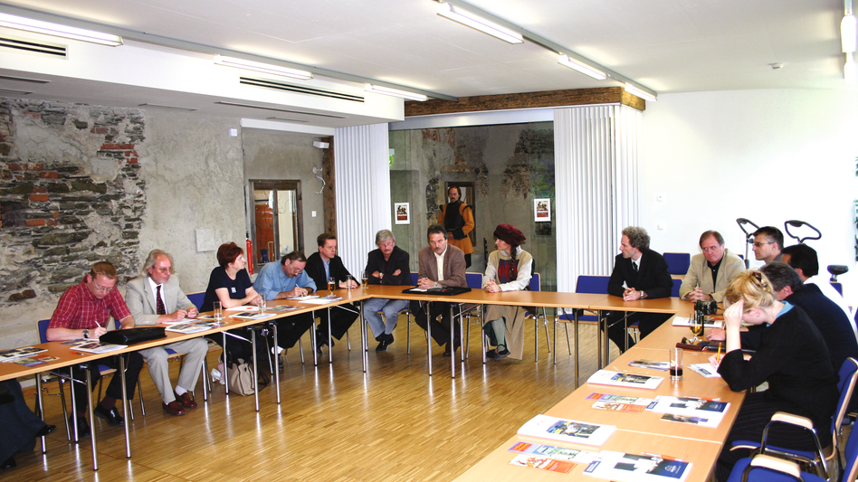 Der Seminarraum der Burg Oberkapfenberg mit Tischen in U-Form und Seminar-Teilnehmern