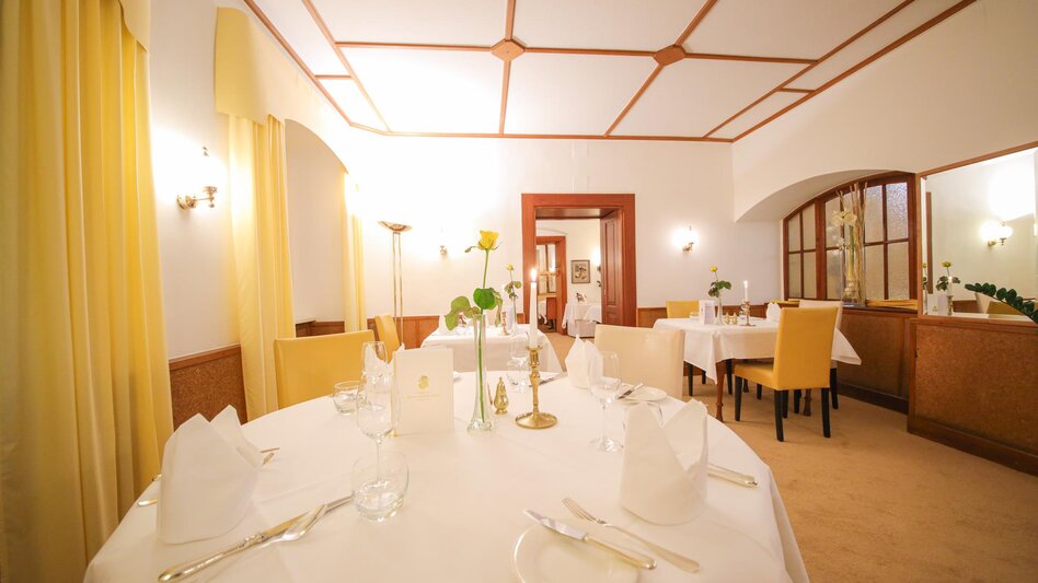 Ansicht des Salons im Restaurantbereich mit schön gedeckten Tischen