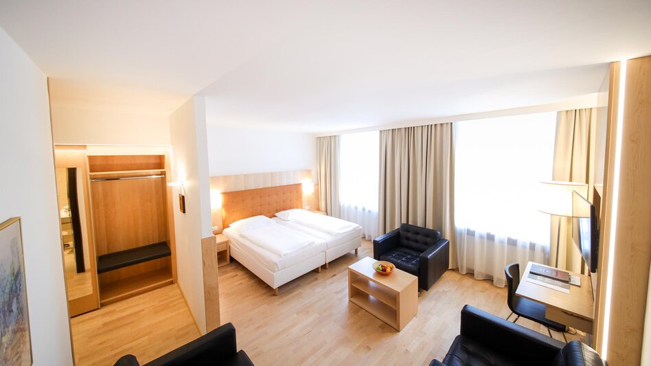 Ansicht eines großzügigen Doppelzimmers im Hotel Goldenes Kreuz in Mariazell 