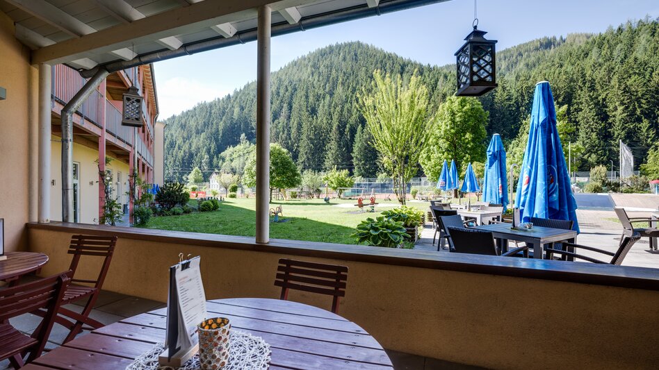 Die gemütliche Sonnenterrasse im JUFA Hotel Veitsch mit Blick zur Spielwiese