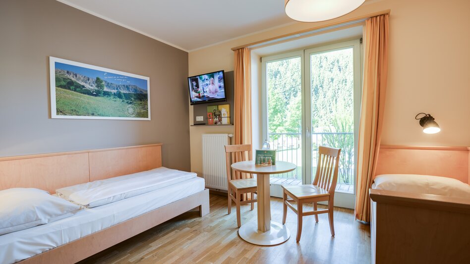 Ansicht eines Doppelzimmers mit 2 Einzelbetten im JUFA Hotel Veitsch