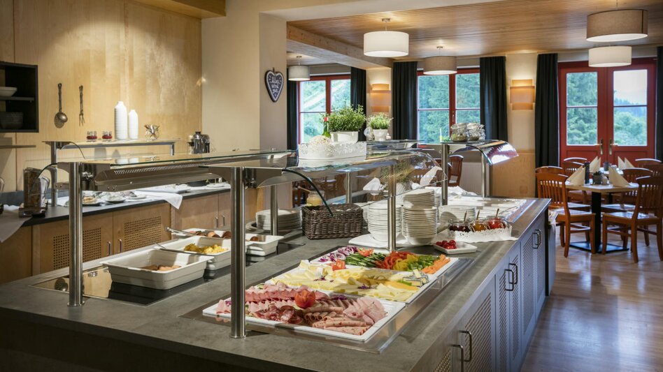 Das Frühstücksbuffet im JUFA Hotel am Sigmundsberg mit Schinken, Käse, Gemüse etc...