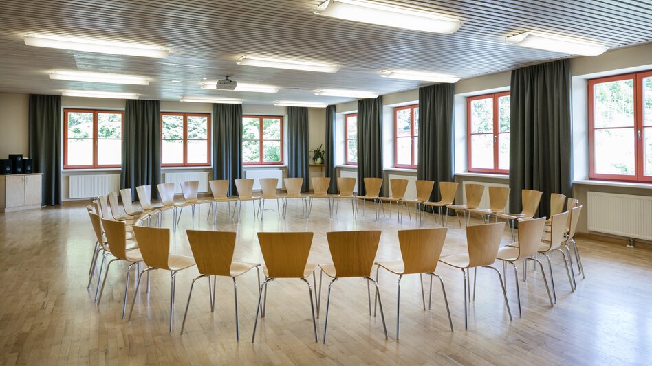 Der Seminarraum im JUFA Hotel am Sigmundsberg mit einem Sesselkreis und vielen Fenstern