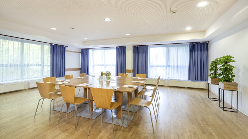 Der Workshopraum "Kastanie" im JUFA Hotel im Weitental