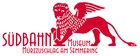 Das Logo des SÜDBAHN Museums in roter Schrift auf weißem Hintergrund 