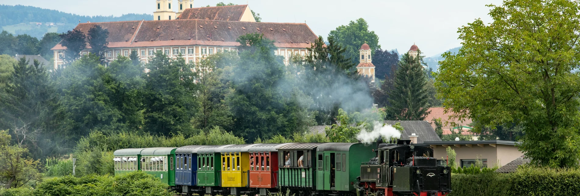 Flascherlzug mit Schloss Stainz im Hintergrund | © Stainzer Flascherlzug