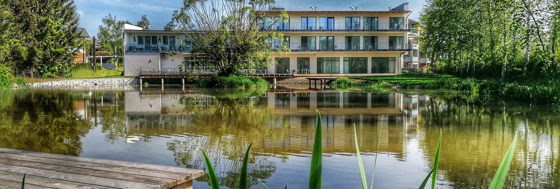 Außenansicht des Green Business Hotels mit See | © Green Business Hotel