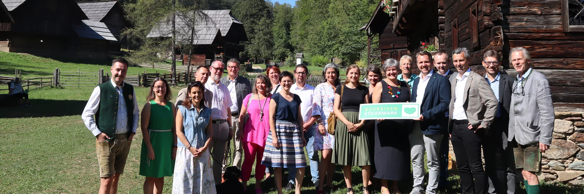 Gruppenfoto im Freilichtmuseum Stübing | © Busreisen Steiermark | Belinda Schagerl-Poandl | © Busreisen Steiermark Gruppenfoto im Freilichtmuseum Stübing | © Busreisen Steiermark | Belinda Schagerl-Poandl | © Busreisen Steiermark