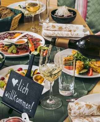 Buffet am Tisch | C. Mavric | © Buschenschank Schneeberger
