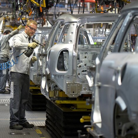 Arbeit in der Produktion von Magna | © dieindustrie.at | Mathias Kniepeiss