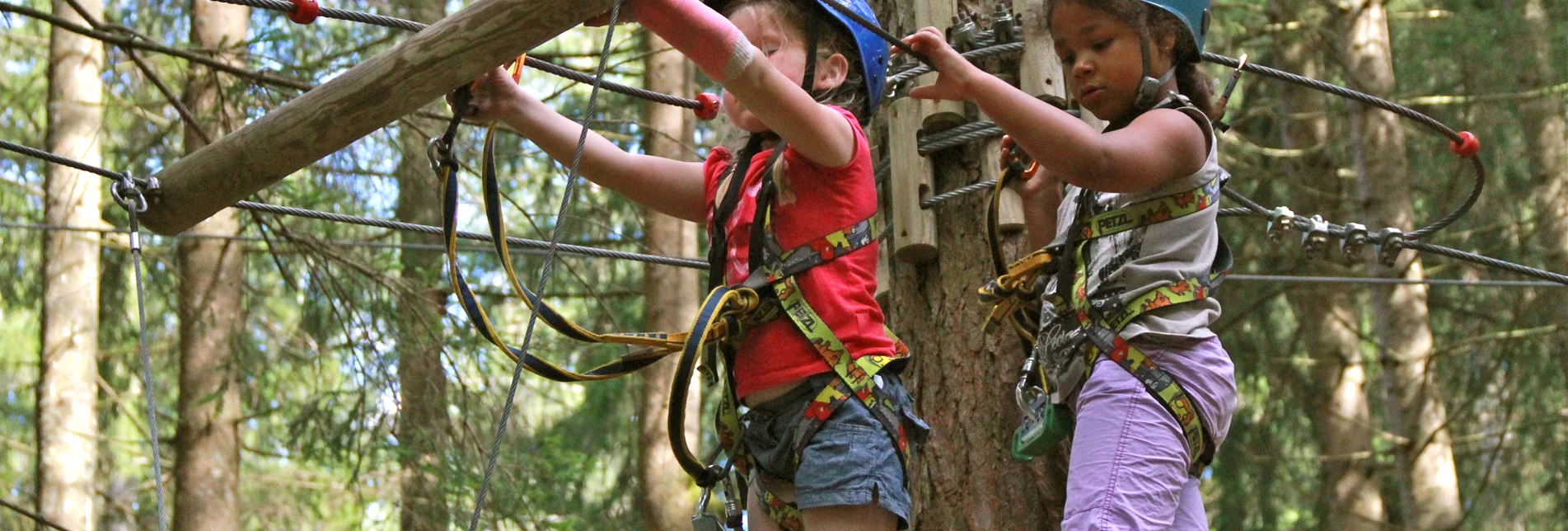 Zwei kleine Mädchen im Klettergarten | © Abenteuerpark Gröbming