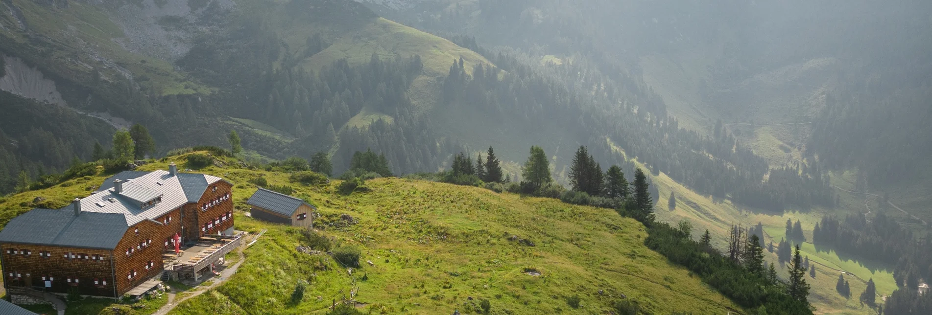 Long-Distance Hiking Hofpürglhütte - Südwandhütte | Sun Trail Dachstein: Stage 01 - Touren-Impression #1 | © Weitwanderwege.com