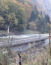 Der Parkplatz auf der gegenüberliegenden Straßenseite nordöstlich der Ennsbrücke  | © TV Gesäuse | Tourismusverband Gesäuse | © TV Gesäuse