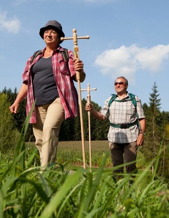 Wanderer am Besinnungsweg | Bernhard Bergmann | © TVB Eichkögl