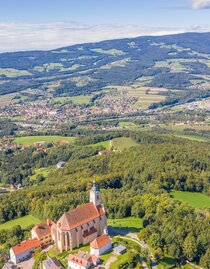 Landschaft: Wallfahrtskirche Pöllauberg und Blick ins Tal | © Oststeiermark Tourismus | Helmut Schweighofer | © Oststeiermark Tourismus