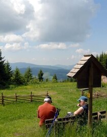 Wanderer am Kultweg | © Wildwiesenhof | TV Joglland Waldheimat | © Wildwiesenhof
