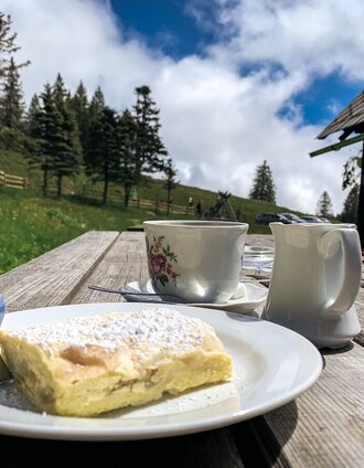 Häferlkaffee und Topfenstrudel auf der Schirchleralm | Bernhard Prangl | © Südsteiermark