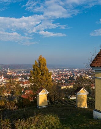 Blick vom Kalvarienberg über die Bezirkshauptstadt Feldbach | Bernhard Bergmann | © TV Thermen- & Vulkanland