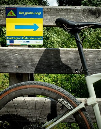 Gravelbike mit Wegweiserschild, Joglland-Waldheimat in der Oststeiermark | Tourismusverband Oststeiermark_Martin Granadia | © Oststeiermark Tourismus