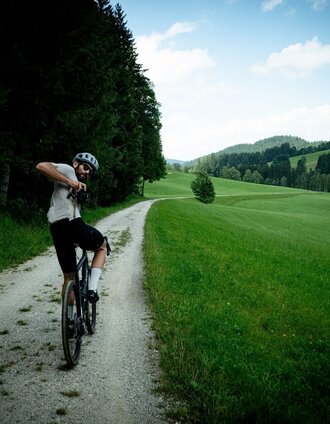 Gravelbiker am Radweg R8, Birkfeld in der Oststeiermark | Tourismusverband Oststeiermark_Martin Granadia | © Oststeiermark Tourismus