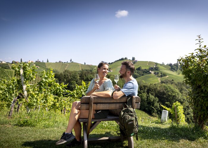 Genussvolle Wanderpause inmitten der südsteirischen Weinberge | © STG | Tom Lamm