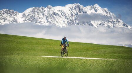 Cycling tour on the Mitterberg with the wintry Grimming in the background | © Steiermark Tourismus | photo-austria.at