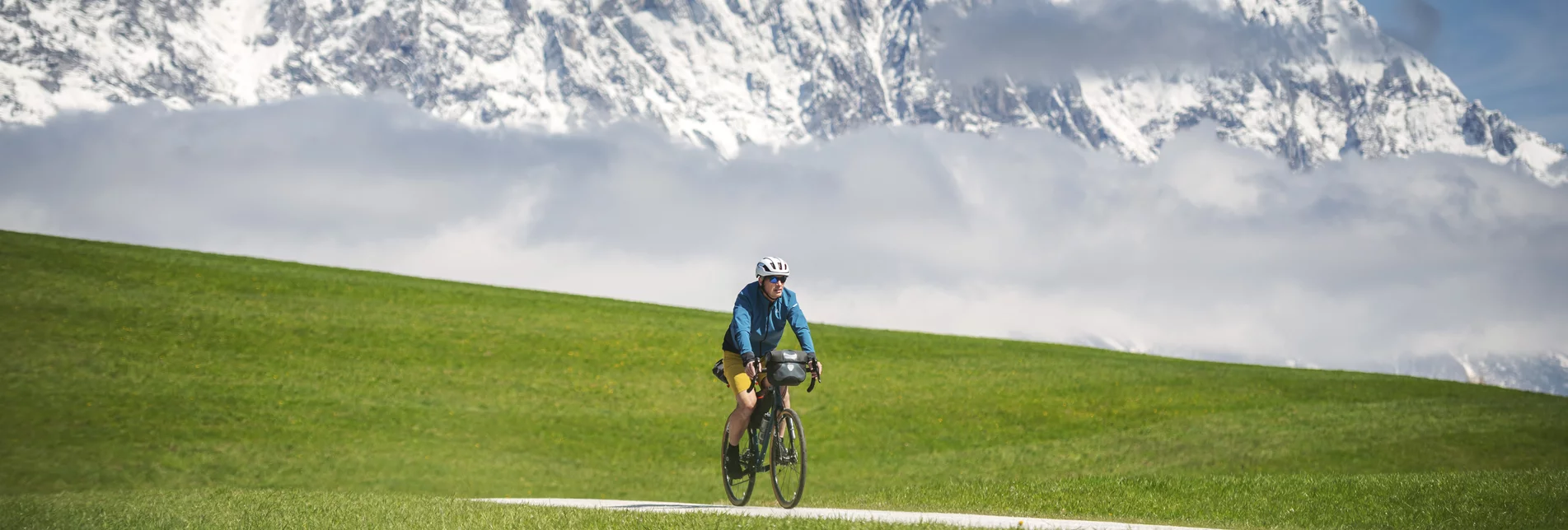 Radtour am Mitterberg mit winterlichen Grimming im Hintergrund | © STG | photo-austria.at