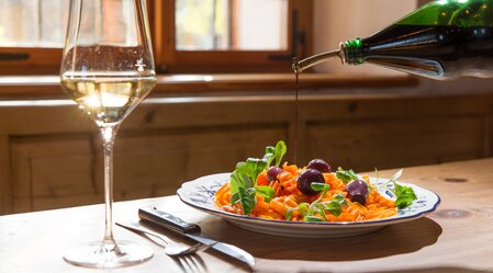 Vegan Buschenschank snack, Vineyard Kögl (Southern Styria) | © Steiermark Tourismus | Harry Schiffer